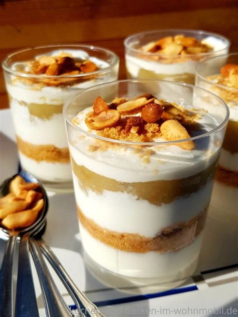 Schichtdessert mit Apfelmus, Joghurtcreme und Keksen in Gläsern