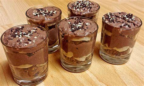 Schichtdessert mit Bananen und Schokolade