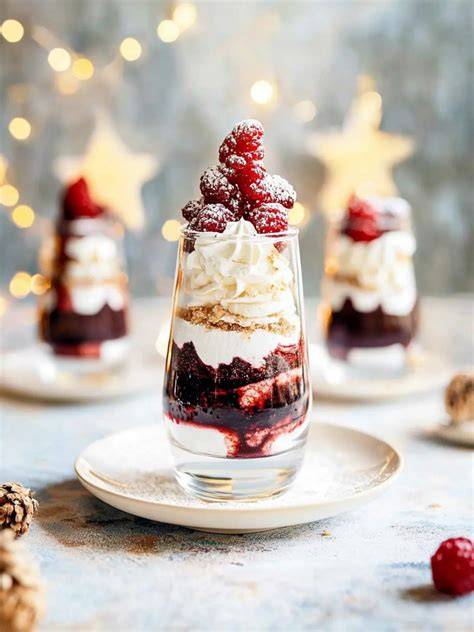 Schichtdessert mit Beeren, Creme und Granola