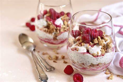 Schichtdessert mit Beeren und Joghurt