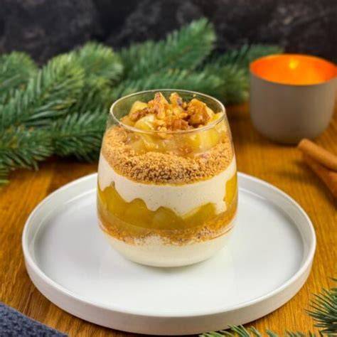 Schichtdessert mit Bratapfelkompott, Mascarpone-Creme und Amarettini im Glas