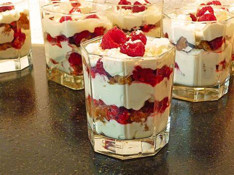 Schichtdessert mit Cantuccini, Himbeeren und Mascarponecreme