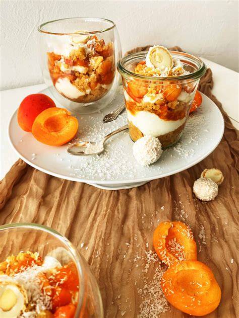 Schichtdessert mit Cookies und Aprikosen