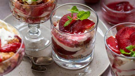 Schichtdessert mit Himbeerpüree, Mascarponecreme und Amarettibröseln