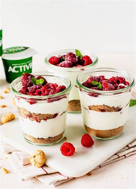 Schichtdessert mit Joghurt und Himbeeren in Gläsern