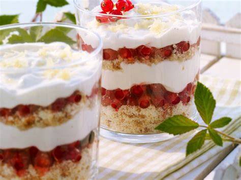 Schichtdessert mit Johannisbeeren, Mascarponecreme und Biskuitbröseln in Gläsern