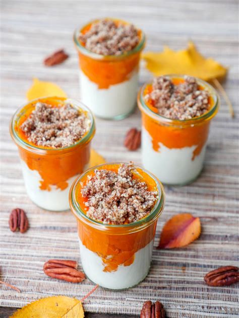 Schichtdessert mit Kürbis, Quark, Nüssen im Glas angerichtet