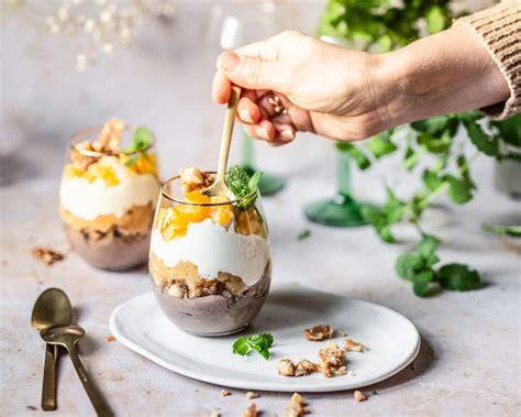 Schichtdessert mit Kaki, Mascarpone und Haselnusskrokant