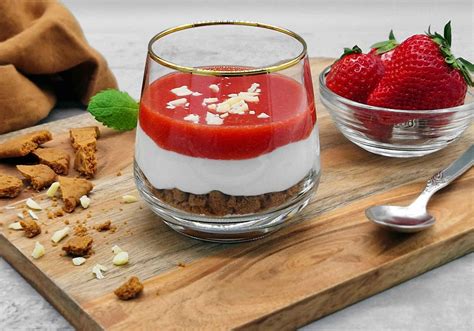 Schichtdessert mit Keksboden und Erdbeeren