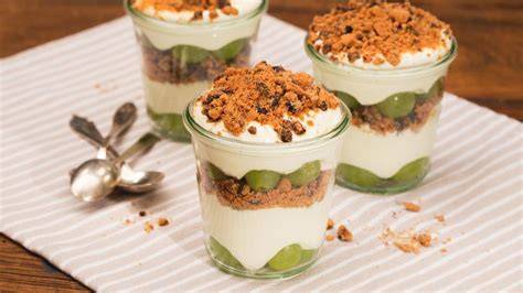 Schichtdessert mit Kekscrumbles