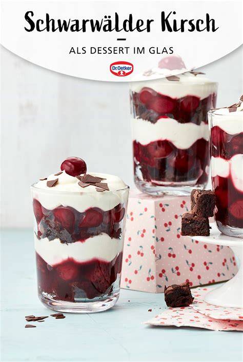 Schichtdessert mit Kirschen, Cookies und weißer Paradiescreme