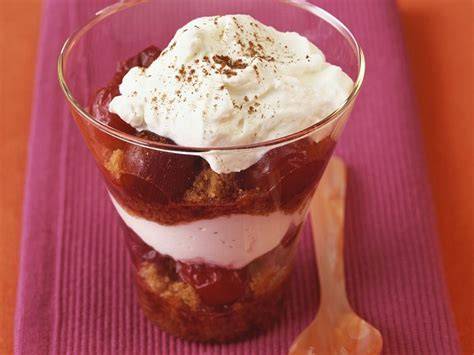 Schichtdessert mit Lebkuchen, Früchten und Vanillepudding in Gläsern