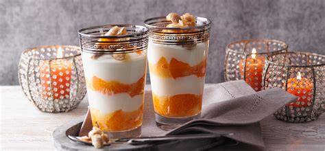 Schichtdessert mit Lebkuchen, Mandarinen und Mascarpone in einer Glasschüssel