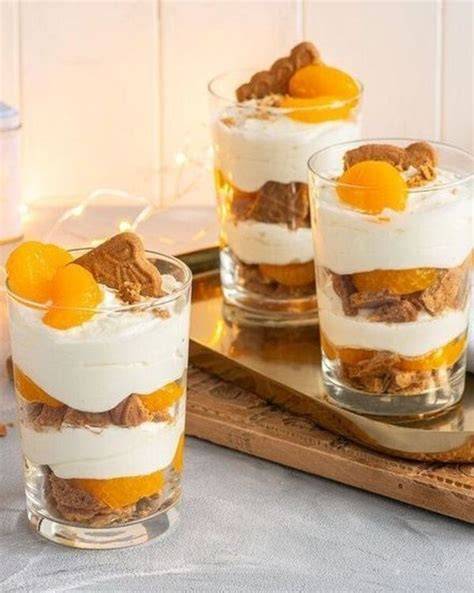 Schichtdessert mit Mandarinen, Vanillecreme und Spekulatius