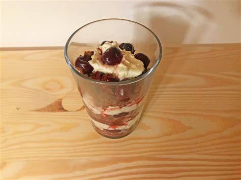 Schichtdessert mit Mandeln-Krokant und Sauerkirschen