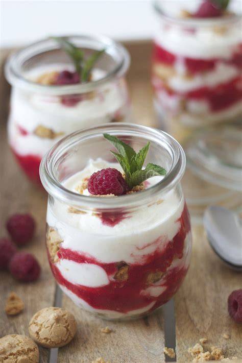 Schichtdessert mit Mango, Himbeeren, Krokant - Serviervorschläge