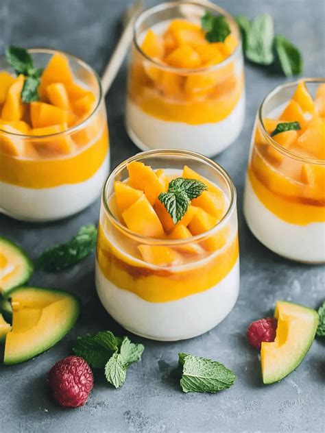 Schichtdessert mit Mango-Soße und Joghurt-Creme in Gläsern