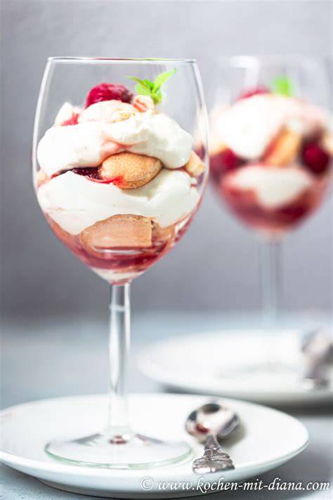 Schichtdessert mit Mascarpone, Erdbeerpüree und Löffelbiskuit