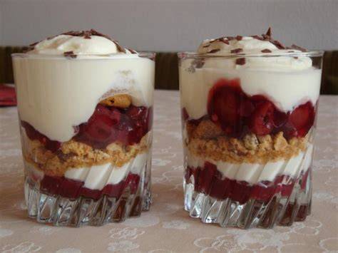 Schichtdessert mit Mascarpone und Früchten