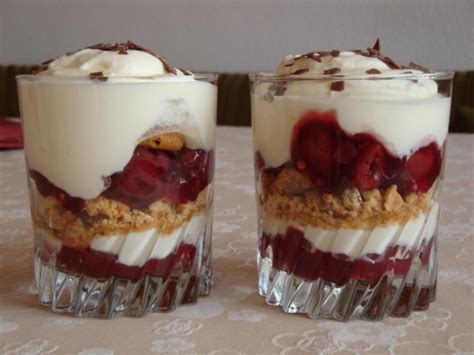 Schichtdessert mit Mascarpone und Kekskrümeln in Gläsern
