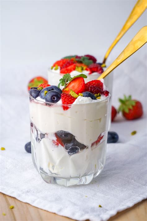 Schichtdessert mit Mini-Windbeuteln, Milchmädchen-Creme und Beeren als Infografik