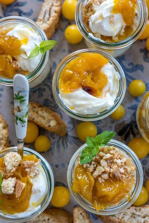 Schichtdessert mit Mirabellen im Glas