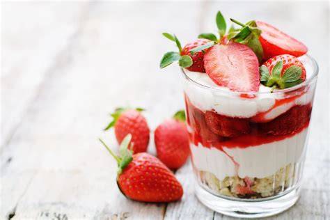 Schichtdessert mit Oreo und Erdbeeren im Glas