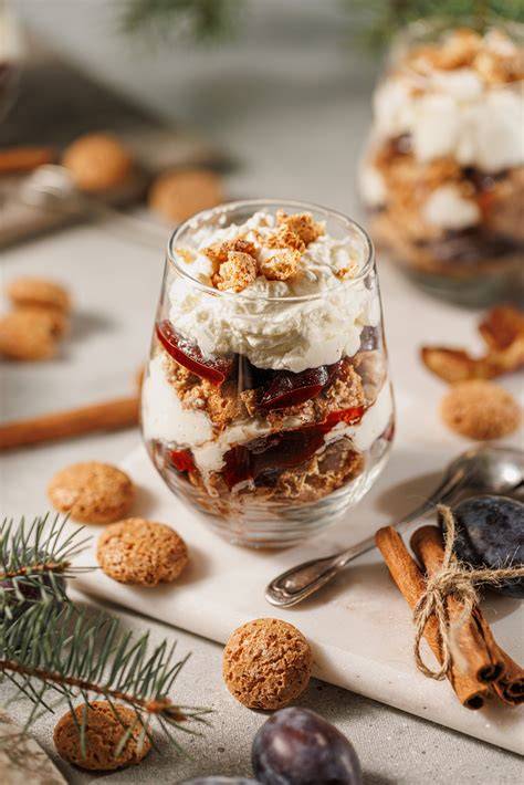 Schichtdessert mit Pflaumen, Amarettini und Quark-Sahne-Creme