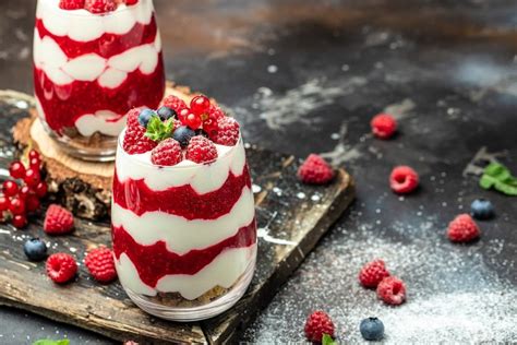 Schichtdessert mit Pudding, Beeren und Biskuitkrümeln