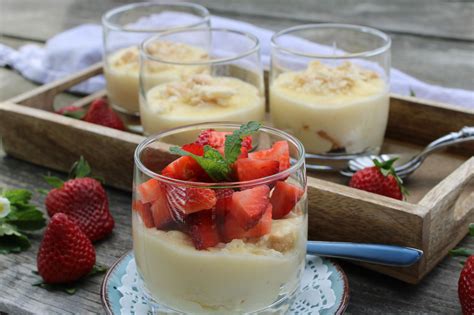 Schichtdessert mit Pudding und Butterkeksen im Glas