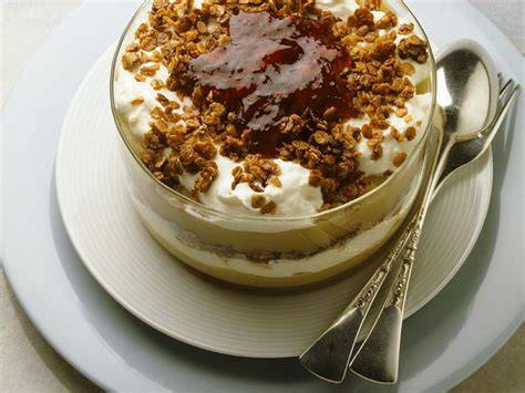 Schichtdessert mit Pudding und frischer Erdbeermasse