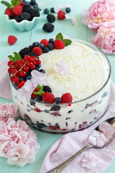 Schichtdessert mit Quark und frischen Beeren