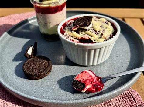 Schichtdessert mit Quarkcreme, Beeren und weißer Schokolade garniert