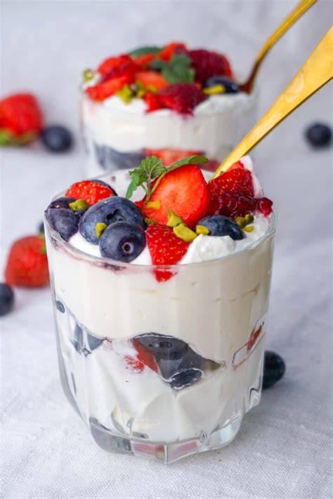 Schichtdessert mit Sahne, Quark und Beeren