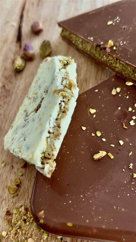 Schichtdessert mit Schokolade, Pistazien und Rosenaroma
