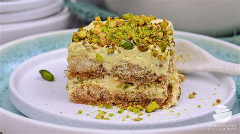 Schichtdessert mit Schokolade und Pistazien