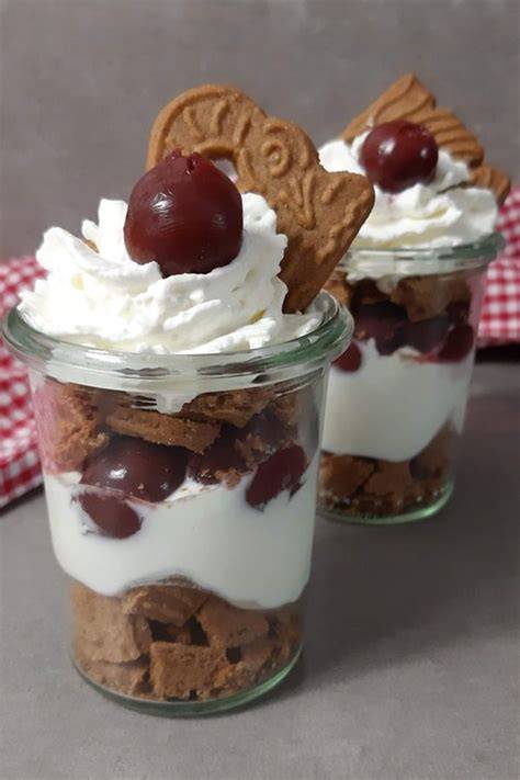 Schichtdessert mit Schokopudding, Löffelbiskuit und Kirschen