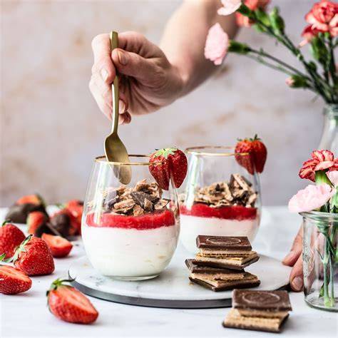 Schichtdessert mit Waffeln, Mascarpone und Erdbeeren