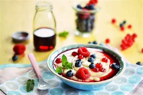 Schichtdessert mit frischen Früchten und Vanillepudding in Gläsern