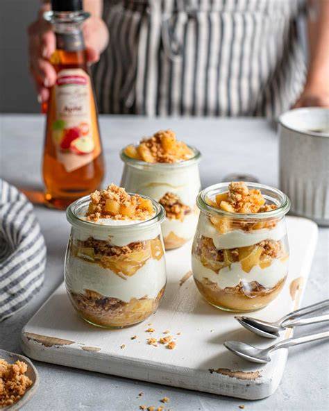 Schichtdessert mit karamellisierten Mandeln