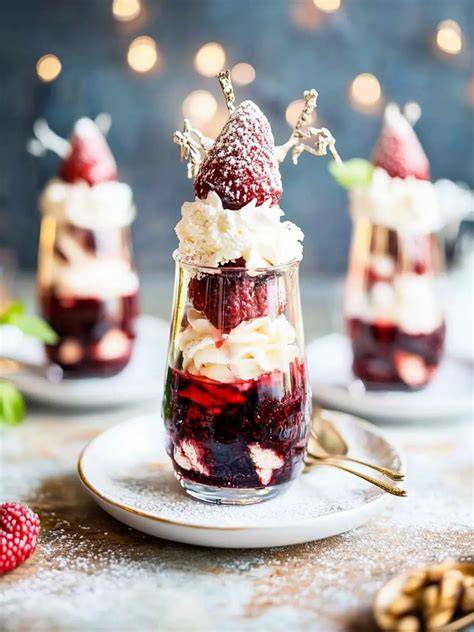 Schichtdessert mit weißer Creme und Beeren im Glas