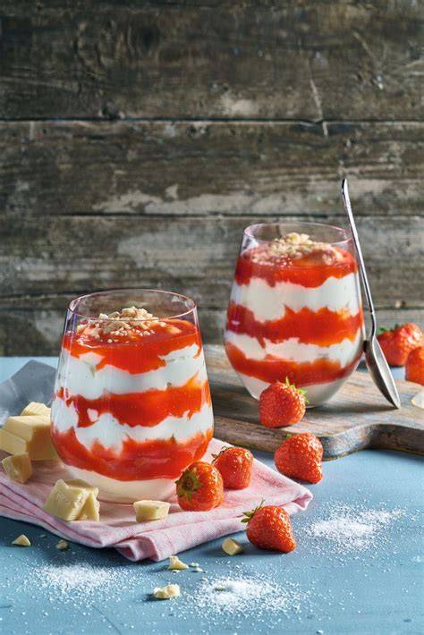 Schichtdessert mit weißer Schokolade, Quark und Rhabarberkompott