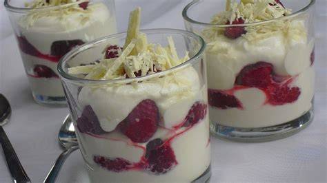 Schichtdessert mit weißer Schokolade und Erdbeerpüree in ombré Optik