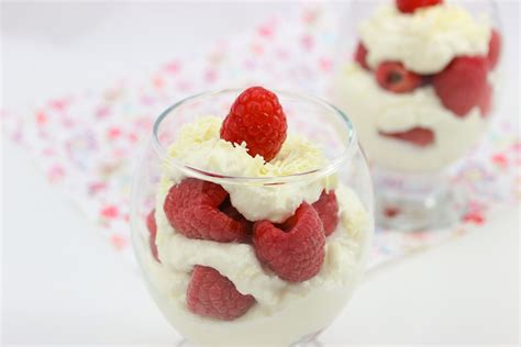 Schichtdessert mit weißer Schokolade und Erdbeersauce