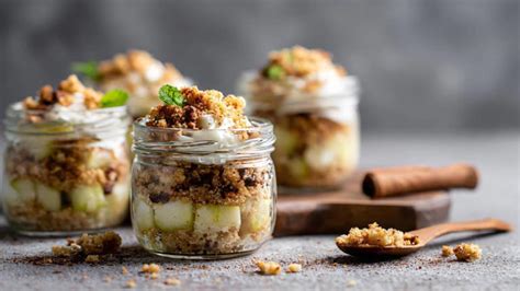 Schichtdesserts im Glas - mehrere Gläser auf einem Tisch