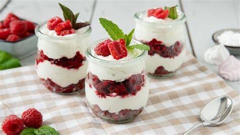 Schichtdesserts im Glas mit Beeren, Schoko und Creme - Serviervorschläge