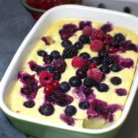 Schichtdesserts mit Beeren und Quark