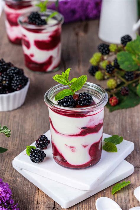 Schichtdesserts mit Brombeeren und Minze