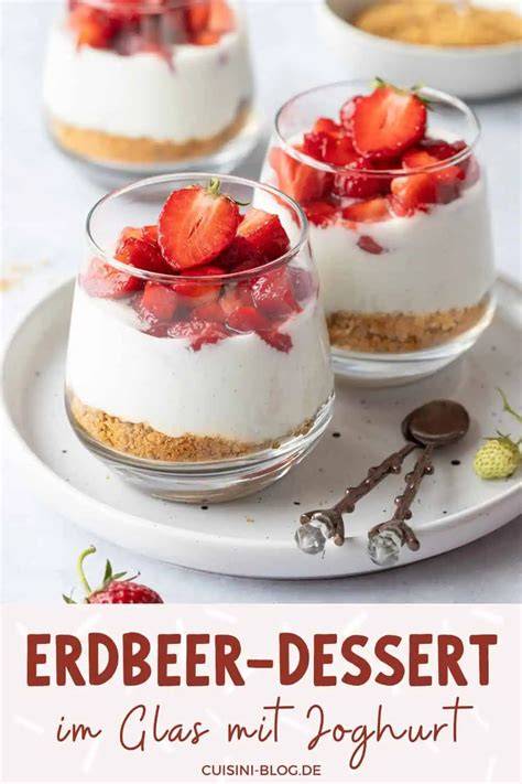 Schichtdesserts mit Erdbeeren und Heidelbeeren im Glas
