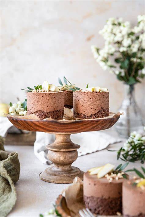 Schichtdesserts und Mousse au Chocolat auf einer Festtafel
